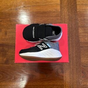 NIB New Balance Fresh Foam Roav Sneakers, Black/Grey/White, Infant/Walker Size 4